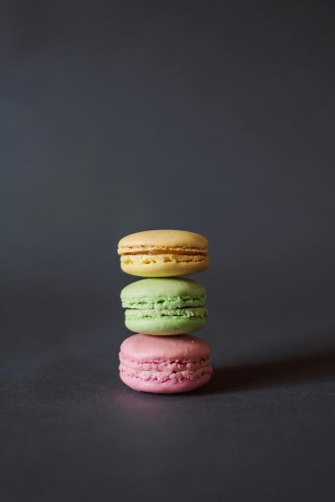 three-pile-of-macarons-ktp5x6sw-b4